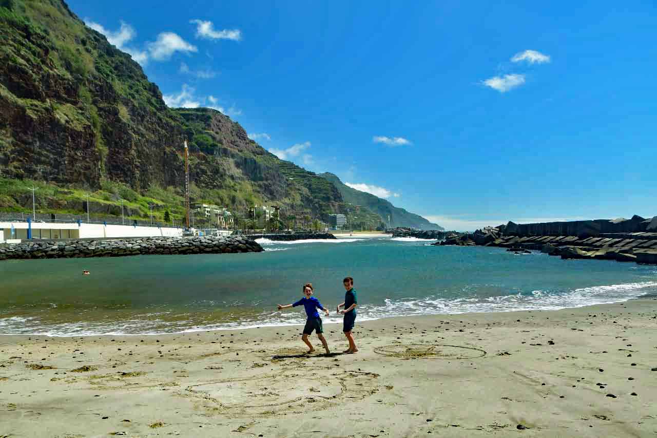 Playa de arena de Calheta, una de las mejores playas de Madeira