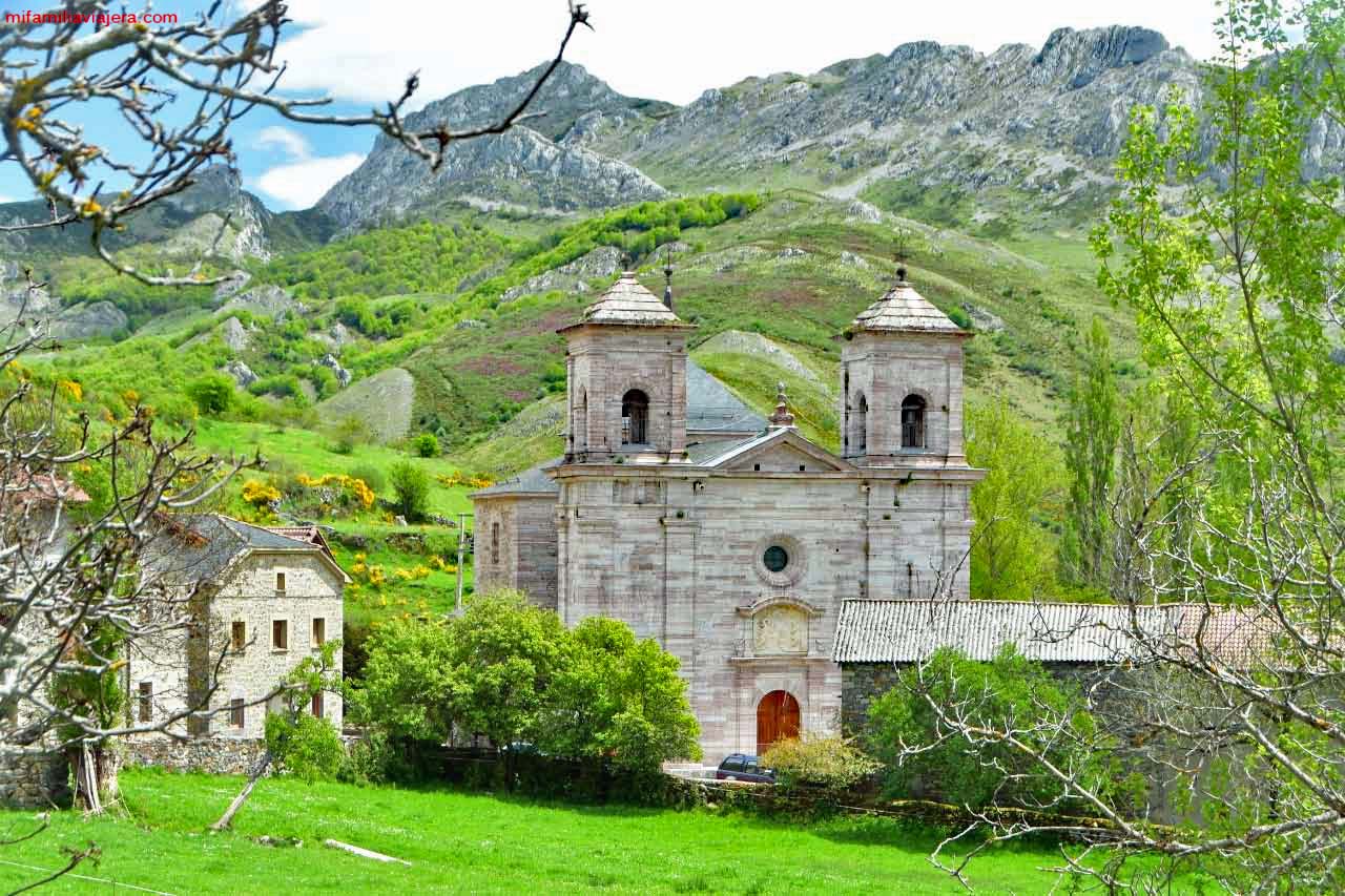 Pueblo de Lois rodeado de montañas