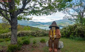 SENDA DE LA MITOLOGÍA LEONESA DE CARANDE Ser mitológico del Reñuberu con Riaño al fondo