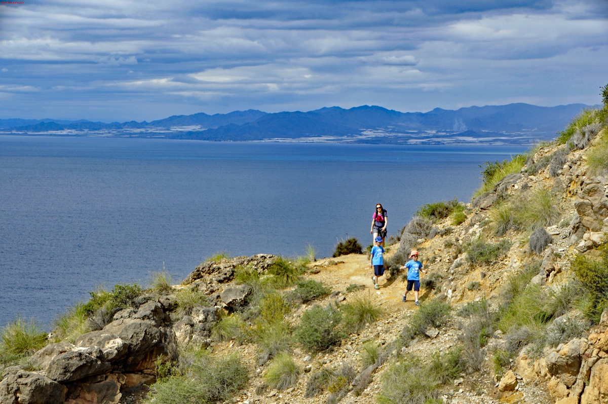 Sendero cala Cerrada con Puerto de Mazarrón al fondo