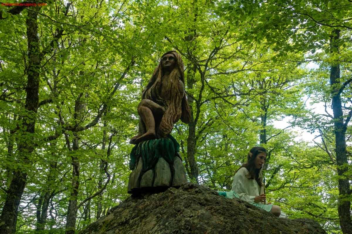 Figura de La Mora, junto a la escena teatralizada de la Senda de la Mitología leonesa