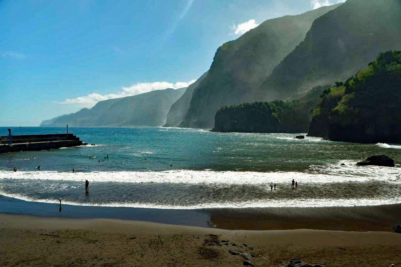 Playa de arena negra de Seixal, una de las mejoras playas de Madeira