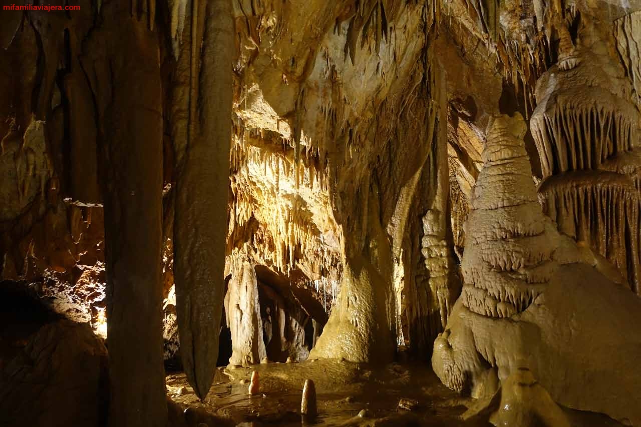 Interior de la Cueva de Valdelajo