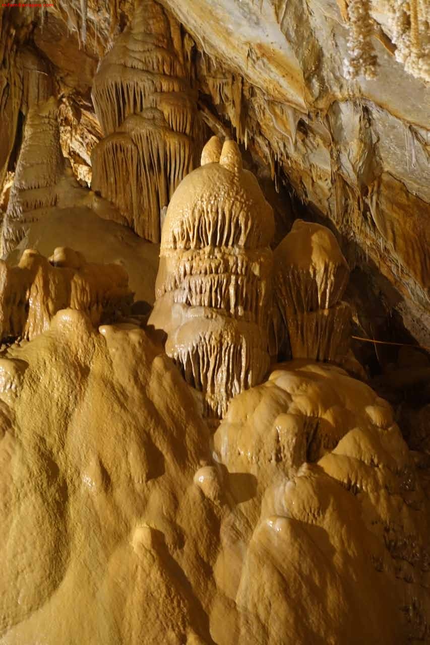 Formaciones del interior de la cueva de Valdelajo