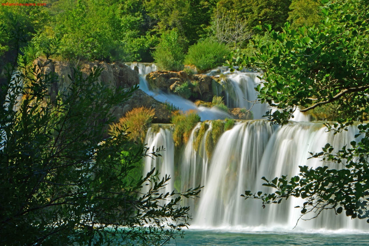 Torrente de agua de Skradinsk en el Parque Nacional de Krka