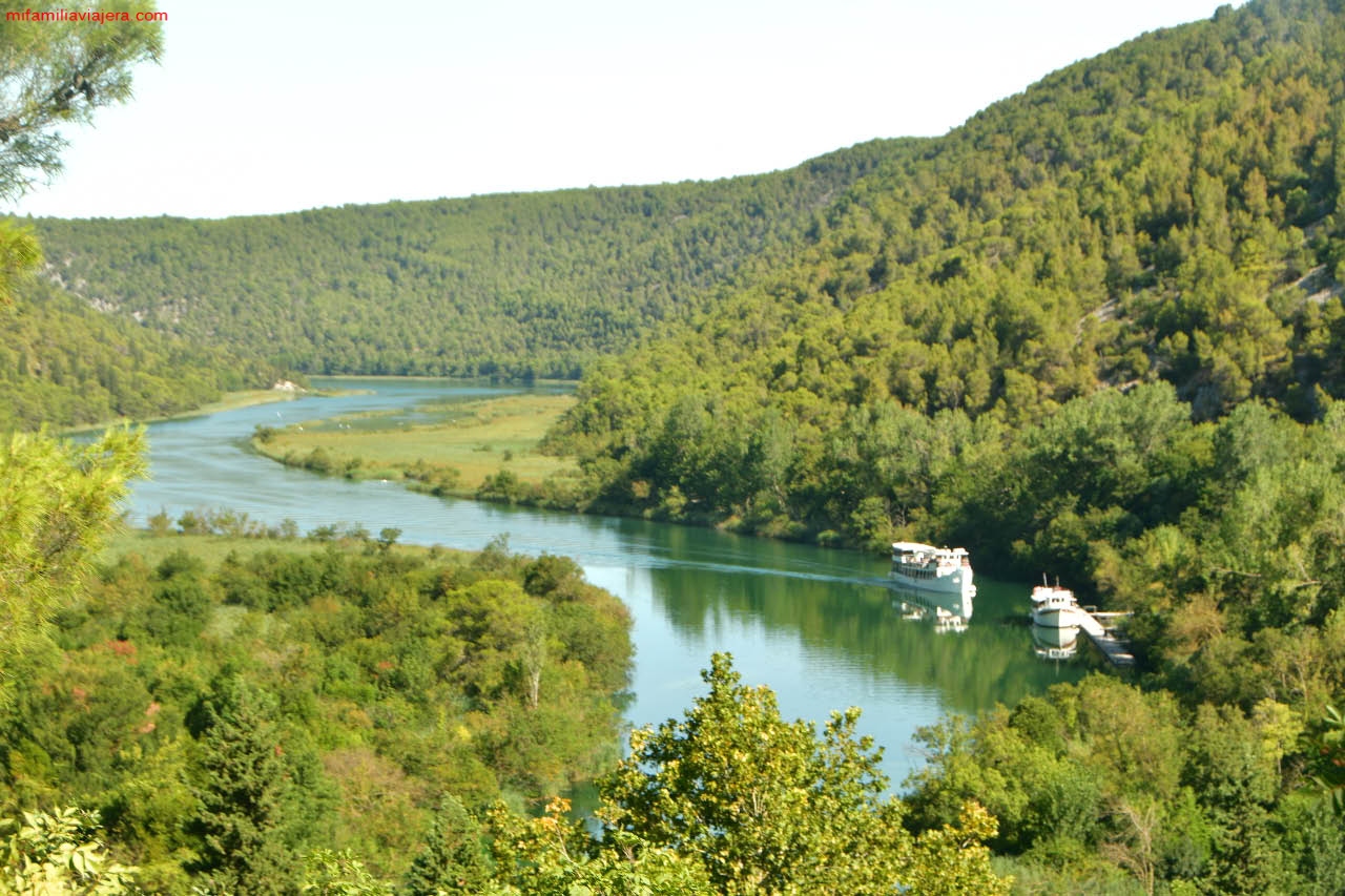 Barcos que trasladan desde Lazova al recorrido circular de Skradinsk 