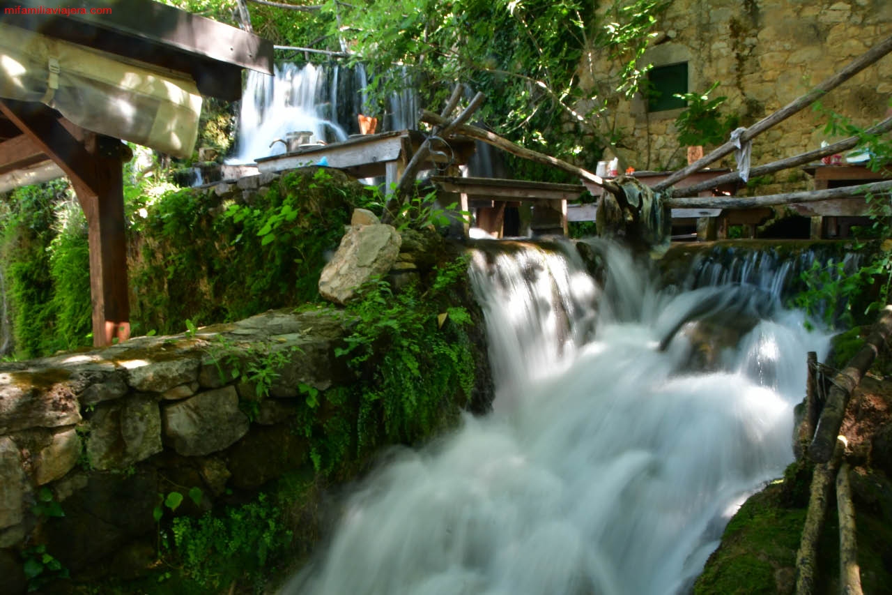 Molino del embarcadero de Roški slap en el Parque Nacional de Krka