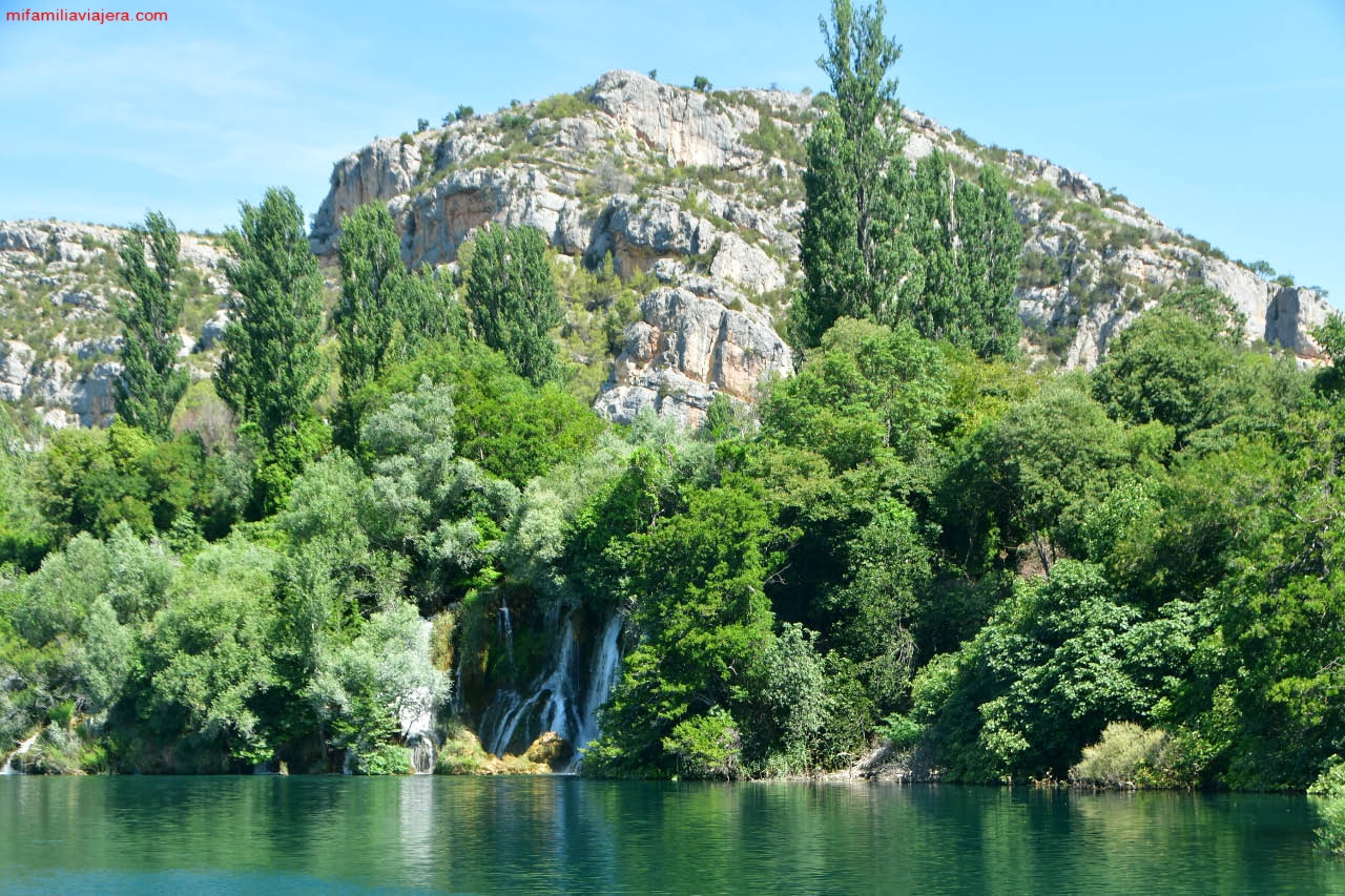 La cascada de Roški slap, de 23 m de altura, solo se ve desde el puerto