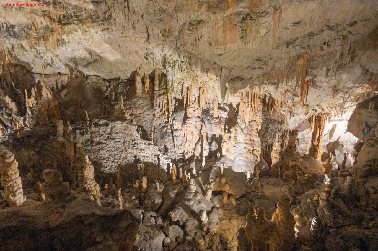 Eslactitas, estalacmitas, columnas... los espeleotemas se suceden en la cavidad de Postojna