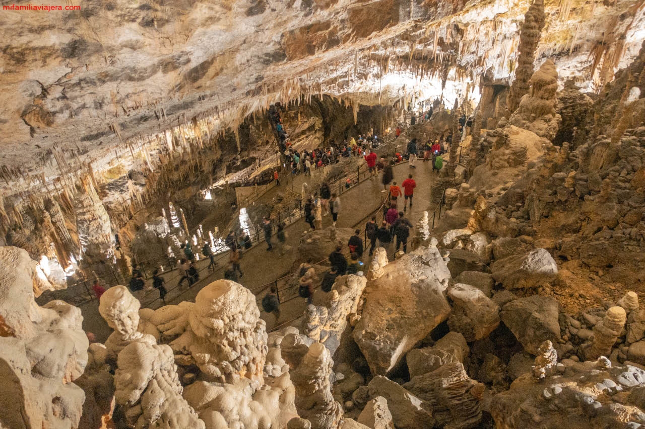 La organización en el interior de la cueva de Postojona es perfecta