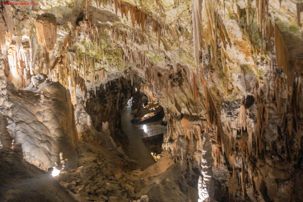 La cueva de Postojna está correctamente iluminada