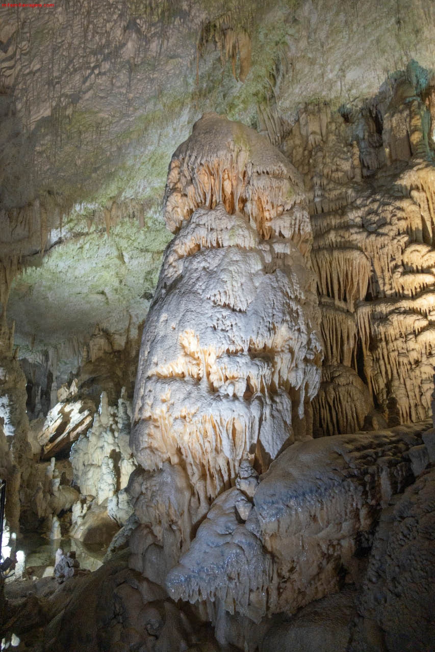 Está terminantemente prohibido tocar las formaciones de la cueva de Postojna