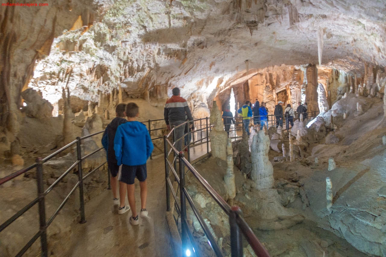 Una de las mejores excursiones familiares de Eslovenia es la cueva de Postojna