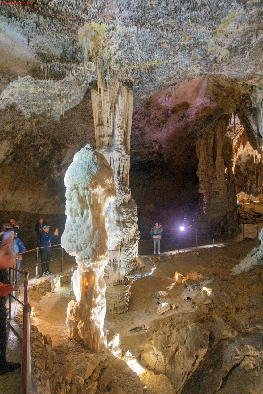 La estalagmita blanca de Brillante es la estrella de la cueva