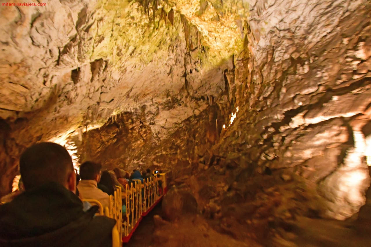 Los espeleotemas de la cueva de Postojna se visualizan desde el primer momento, incluso en el trayecto en tren