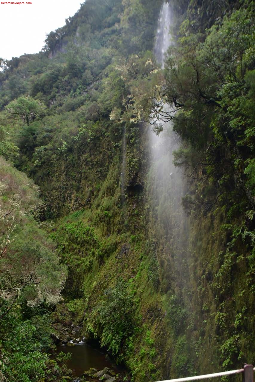 Salto de agua en la Levada de las 25 Fontes