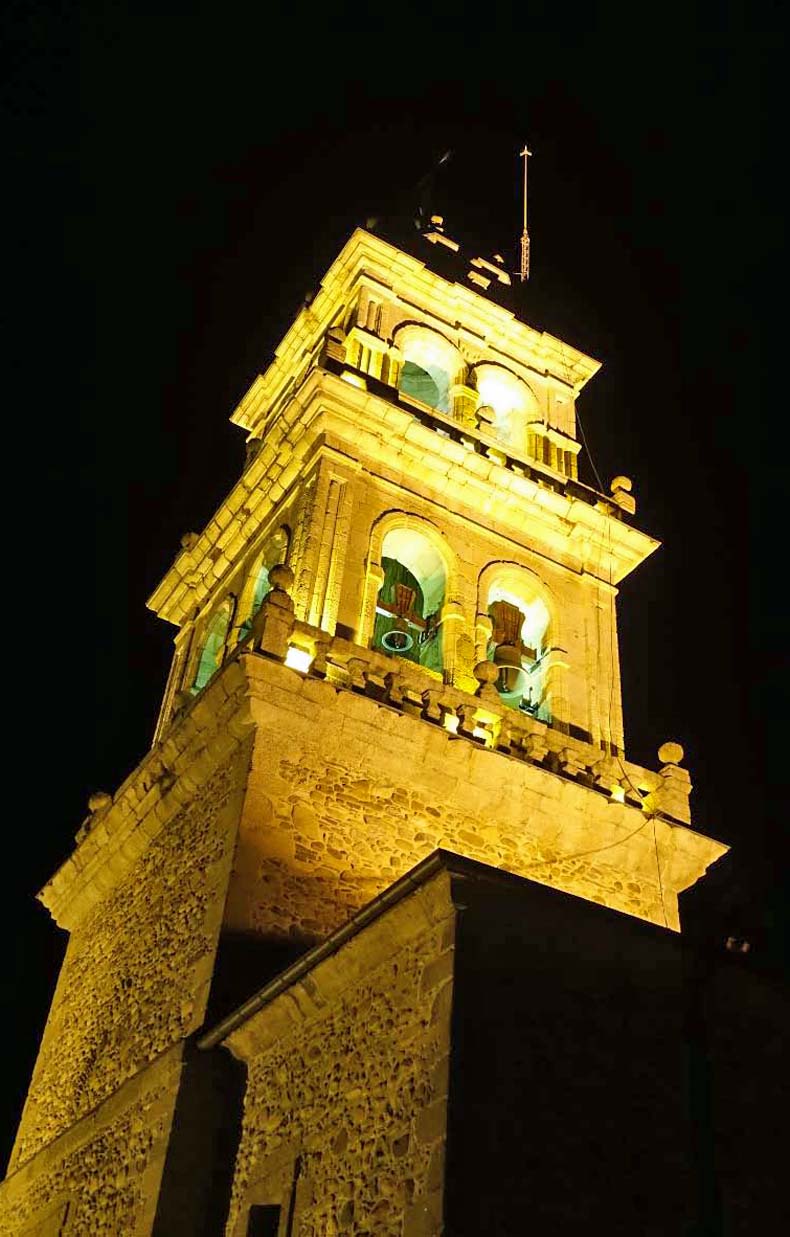 Torre del campanario de la Basílica Nuestra Señora de la Encina