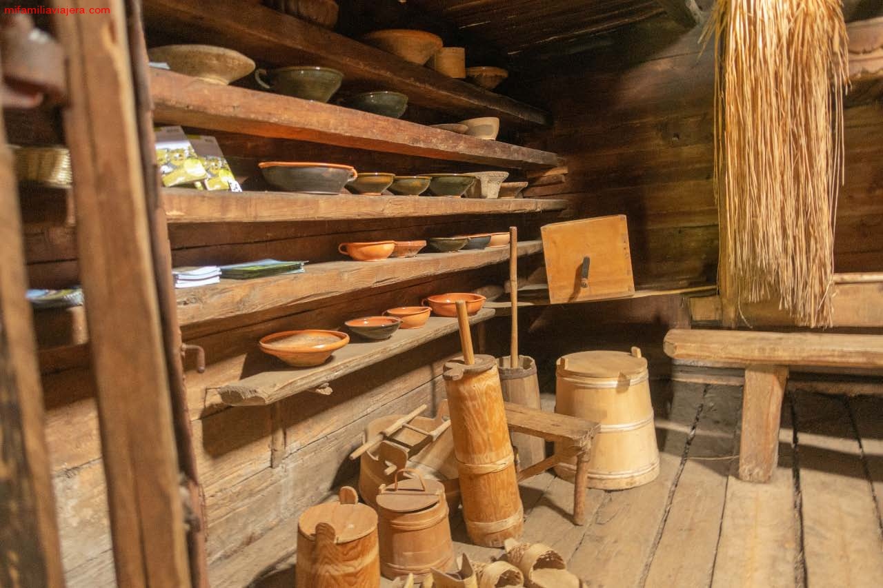 Interior del Museo Preskar en Velika Planina