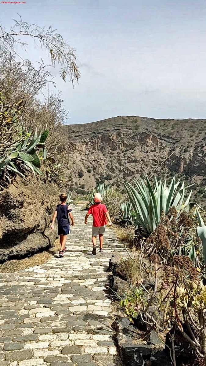 Sendero empedrado de la Caldera de Bandama