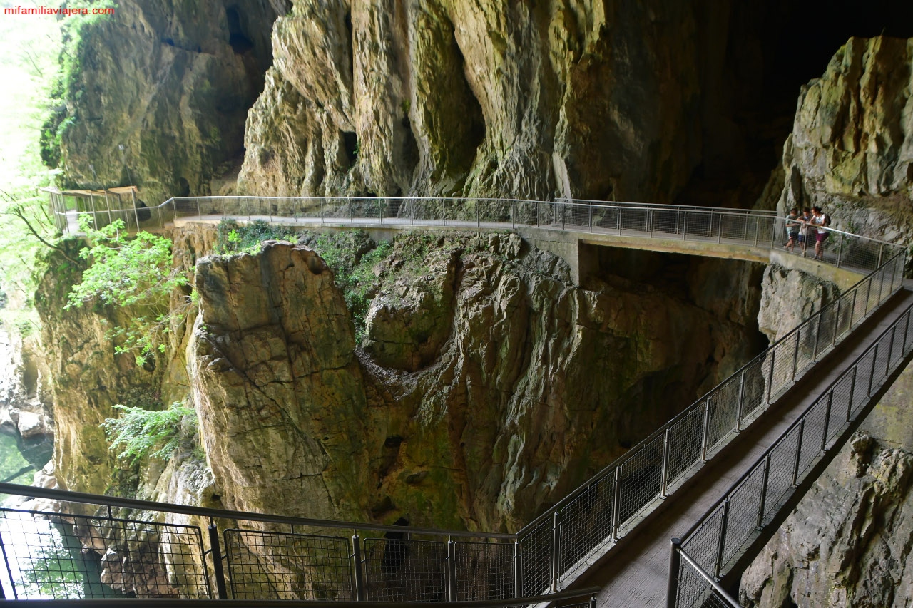 El recorrio Rojo de las cuevas de Škocjan es muy interesante