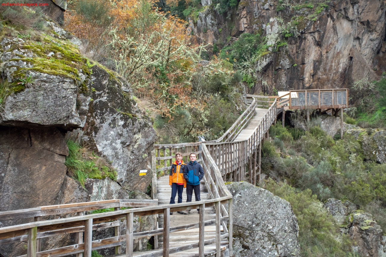 Pasarelas de madera sobre el río Mao