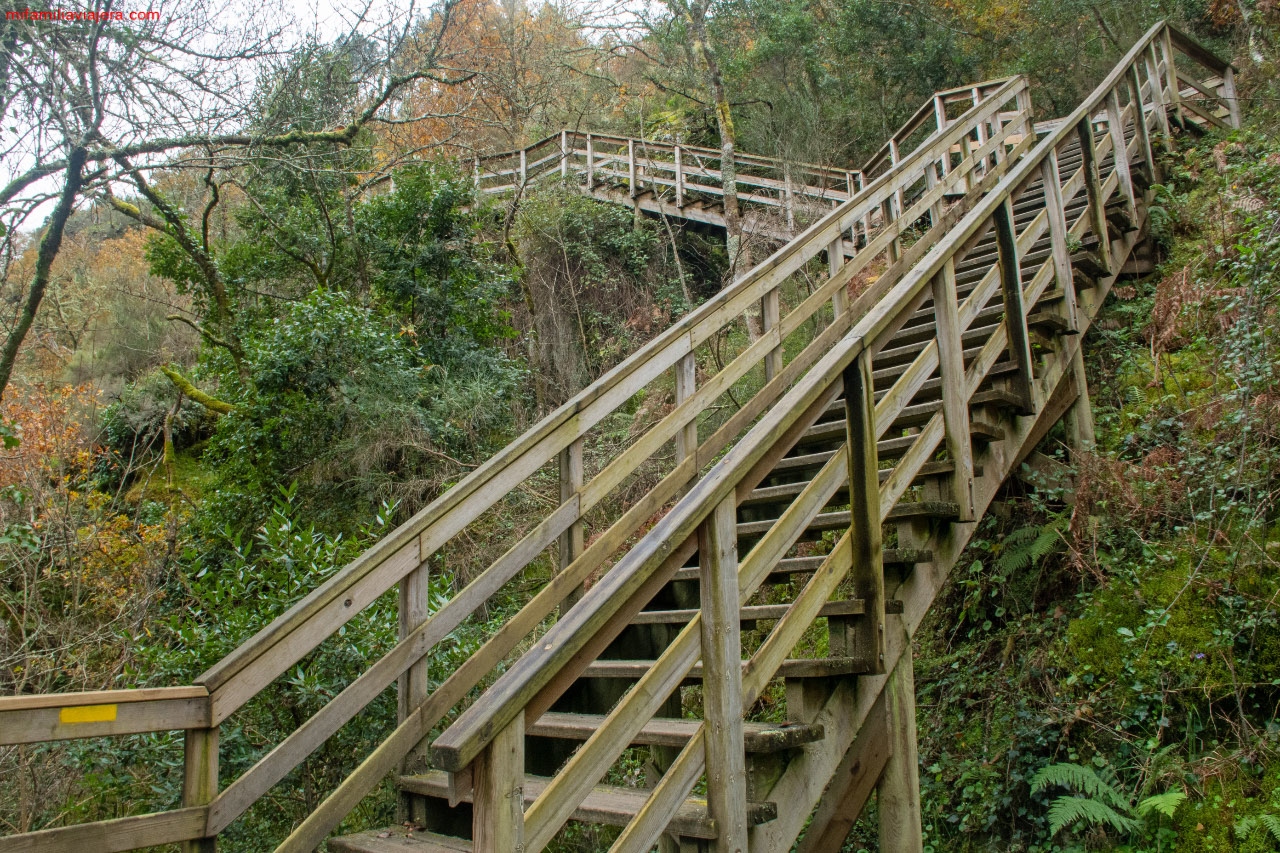 Escaleras que facilitan el acceso a la garganta del Mao