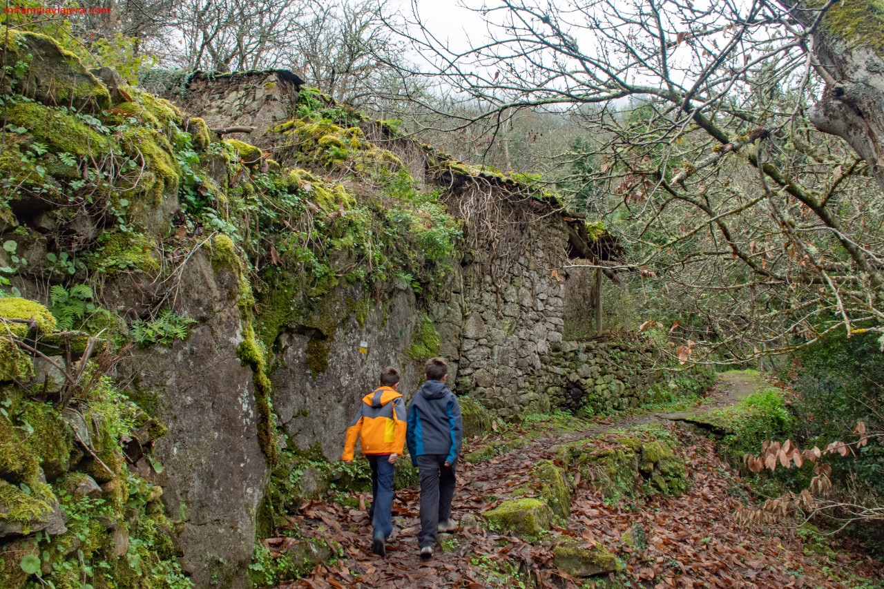 Sendero de acceso al pueblo de Barxacova