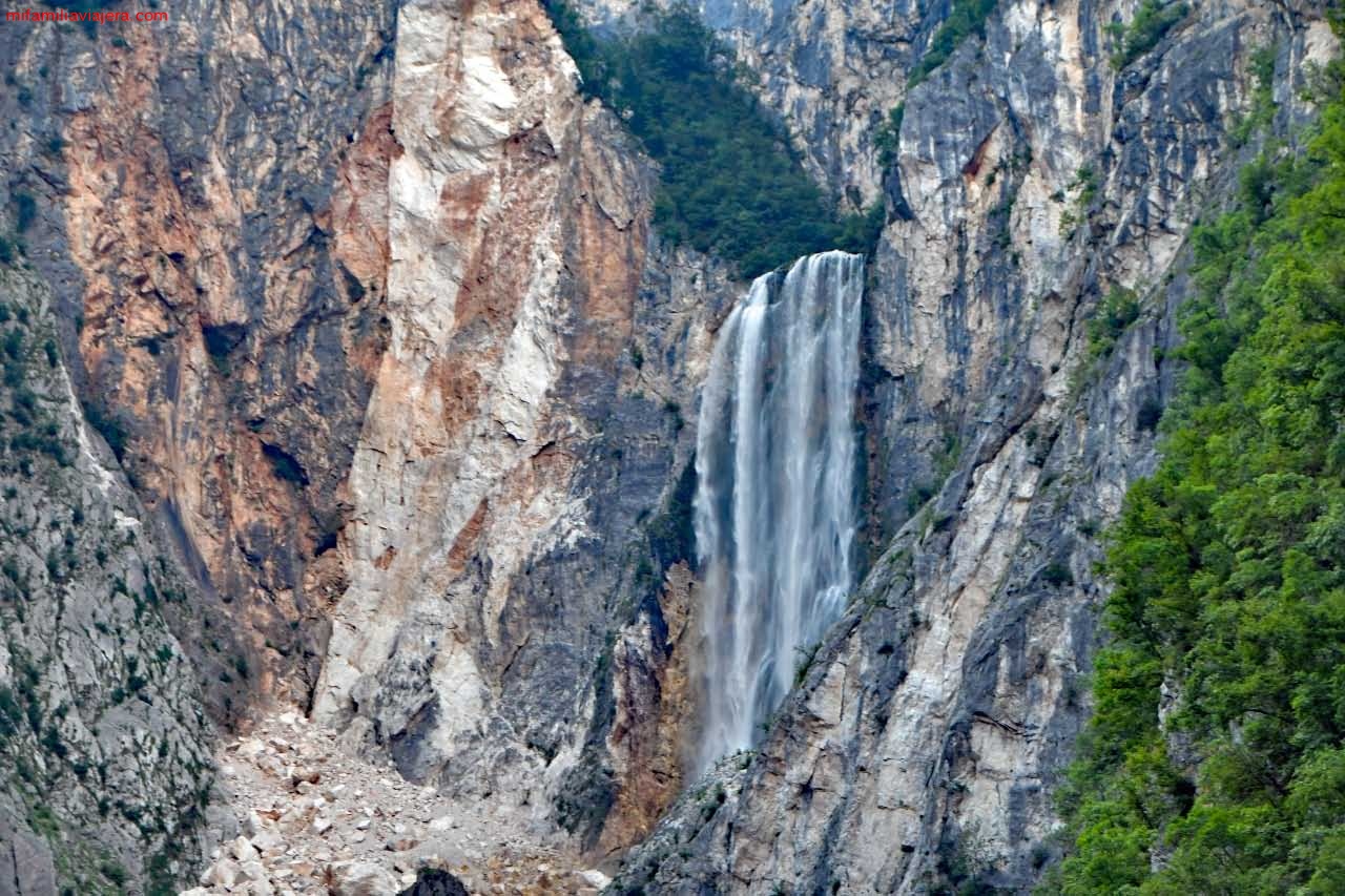 Torrente de agua de la Cascada Boka desde el mirador