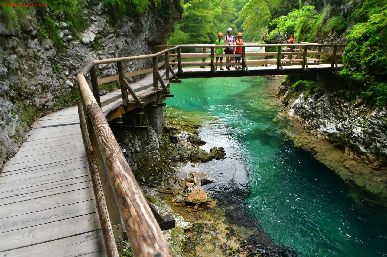 Aguas esmeralda de la Garganta Vintgar en Eslovenia