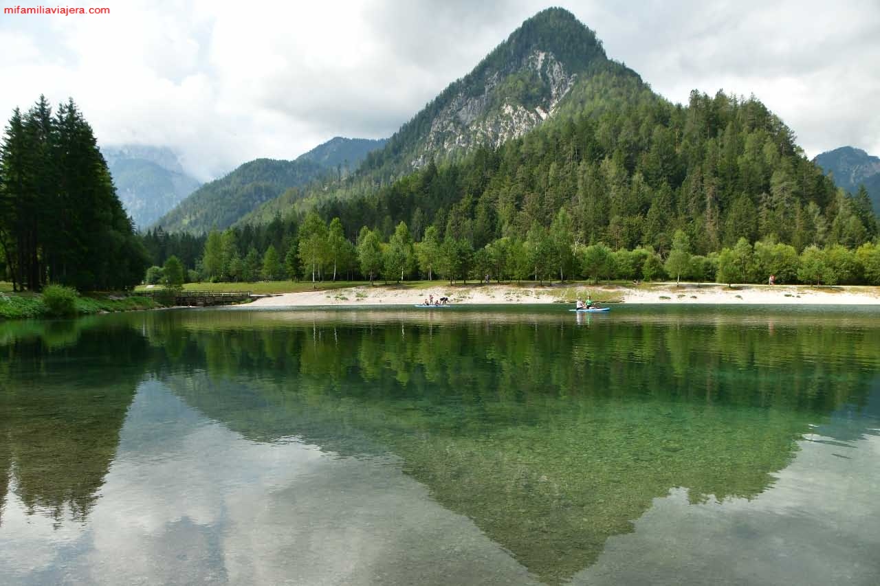 Tranquilo lago de Jasna en Eslovenia