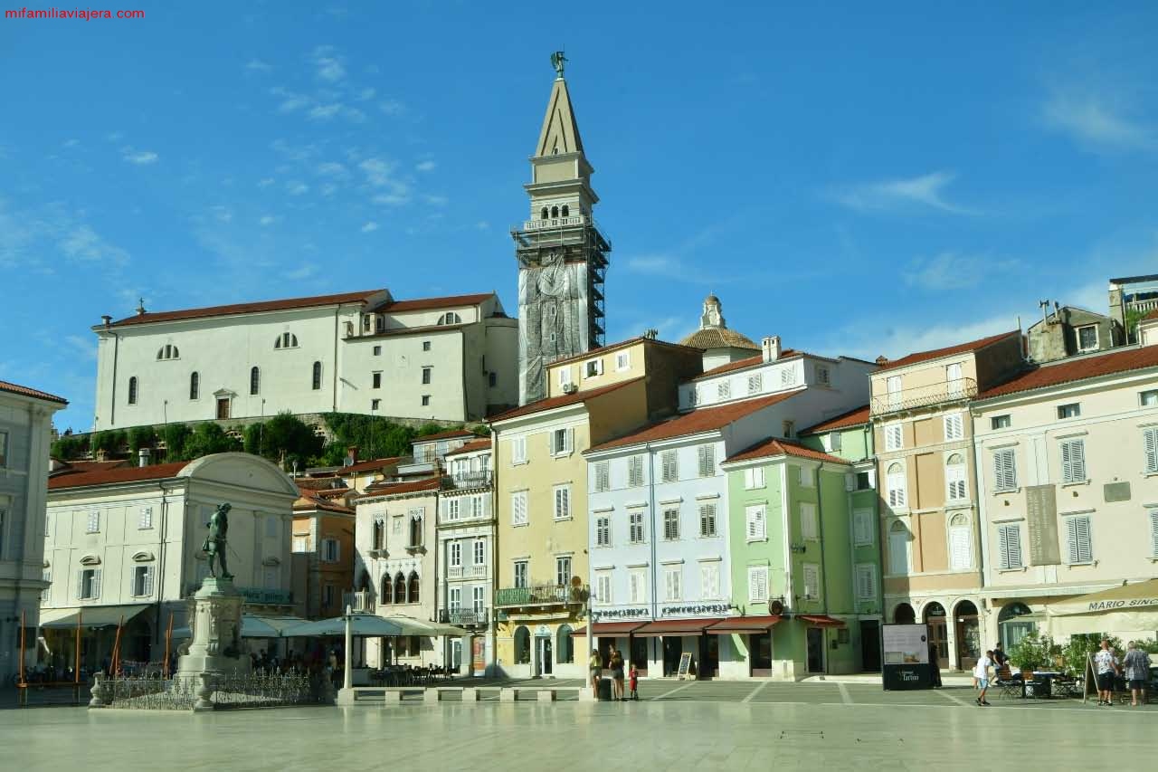 Torre del reloj y Catedral de San Jorge entre las casas de Piran en Eslovenia