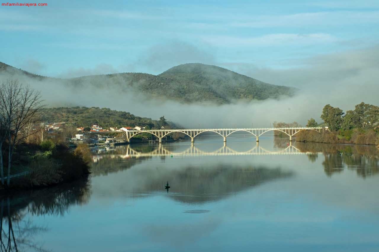 Puente Almirante Sarmento Rodrigues, en Barca d'Alva