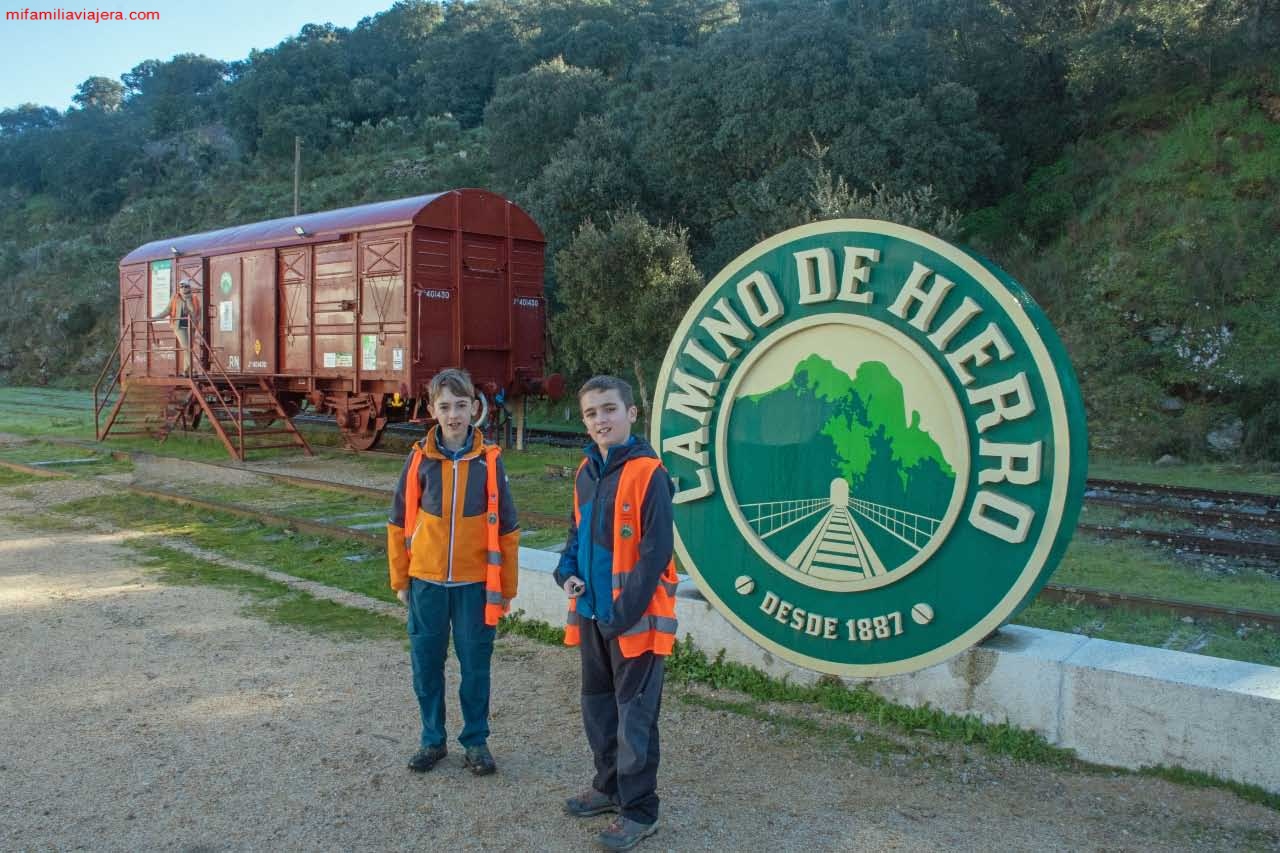 Logotipo del Camino de Hierro en la Estación de La Fregeneda