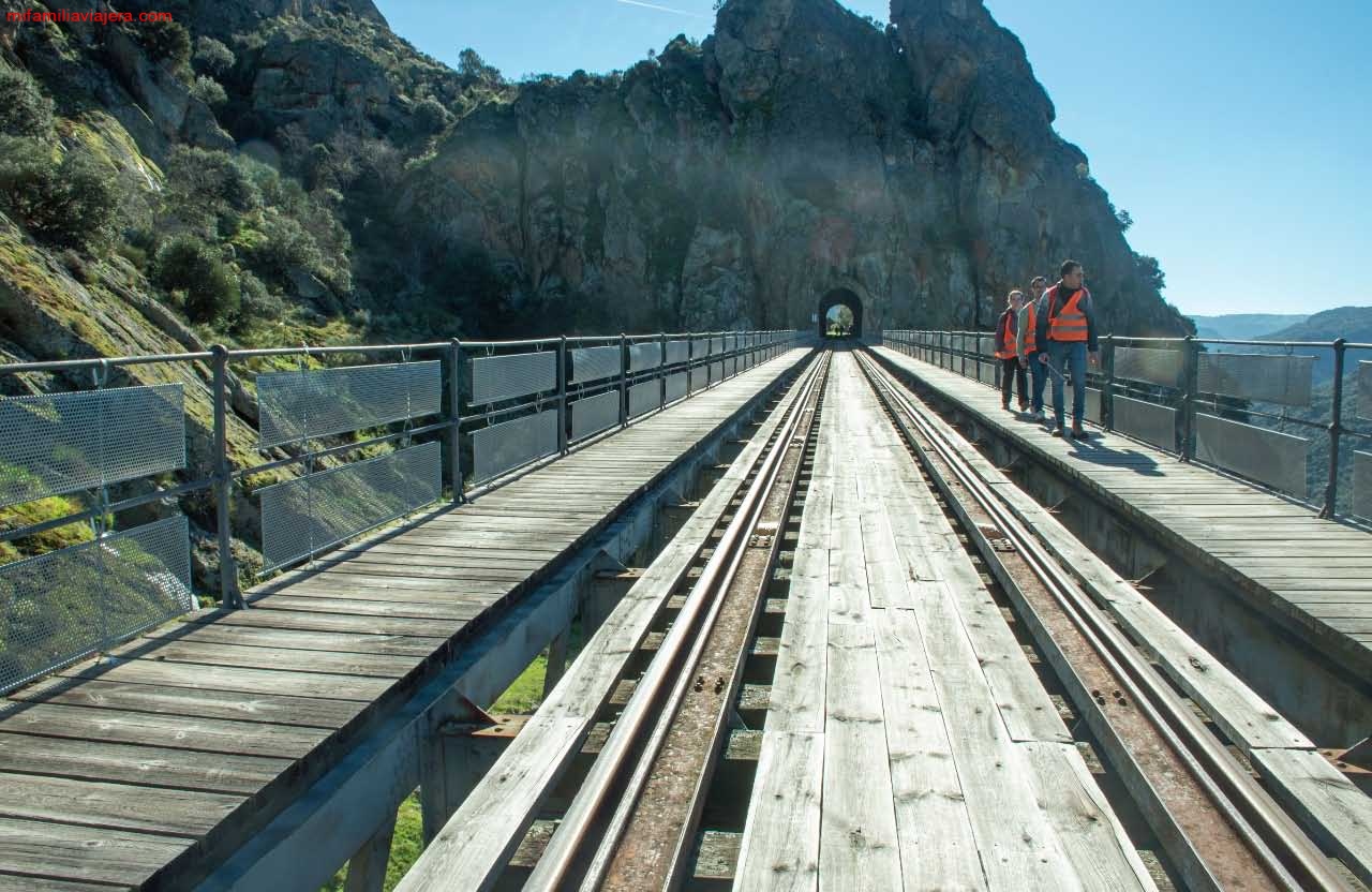 El Camino de Hierro sigue el antiguo trazado de la vía del tren