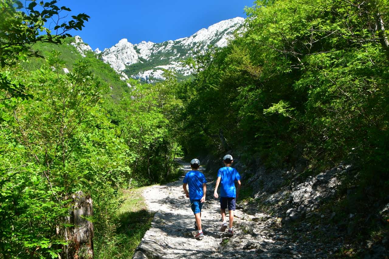 Ruta "Valle de Velika Paklenica" en el Parque Nacional de Paklenika,en Croacia