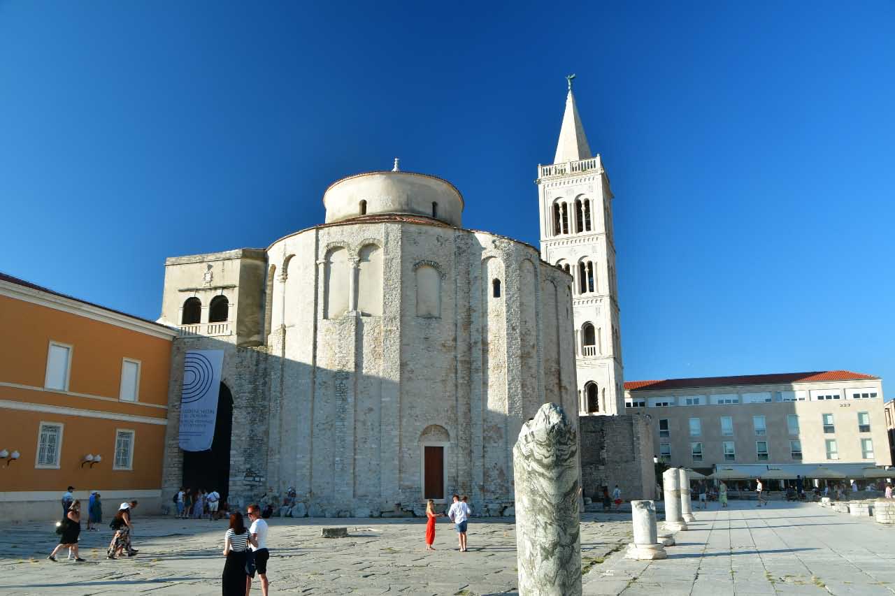 Foro romano con la Iglesia de San Donato al fondo