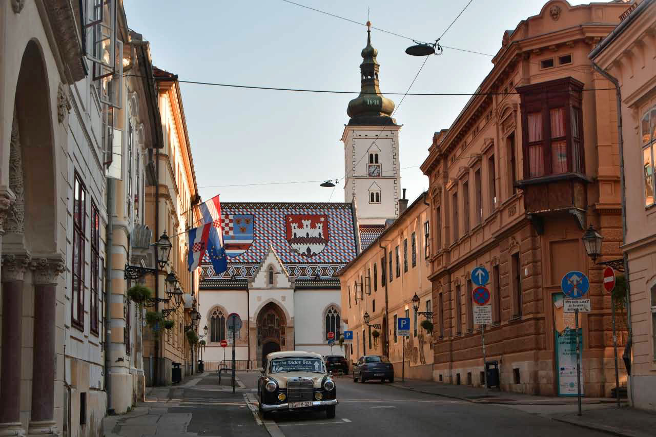 Calle de Zagreb con la Iglesia de San Marcos al fondo