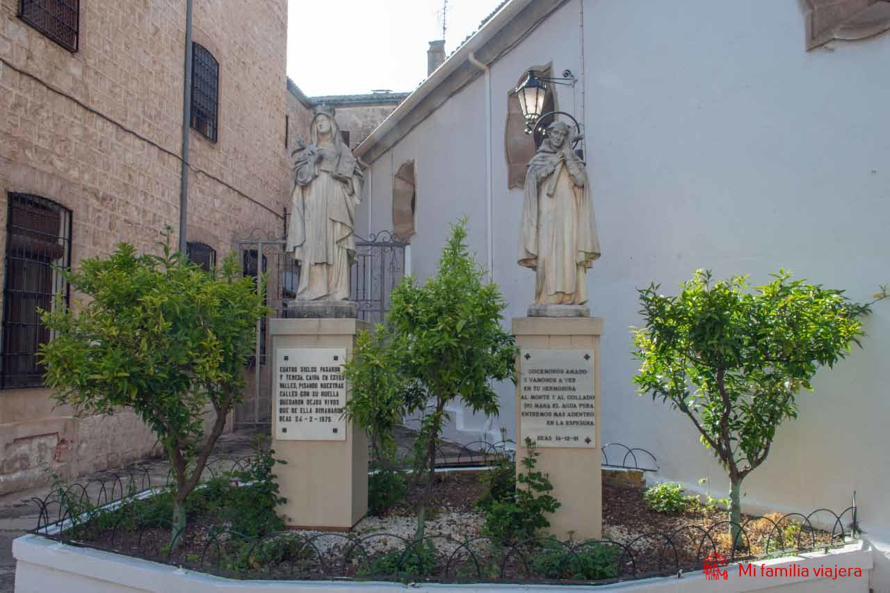 Estatuas en honor a Santa Teresa de Jesús y San Juan de la Cruz, en la Plaza Santa Teresa de Beas de Segura
