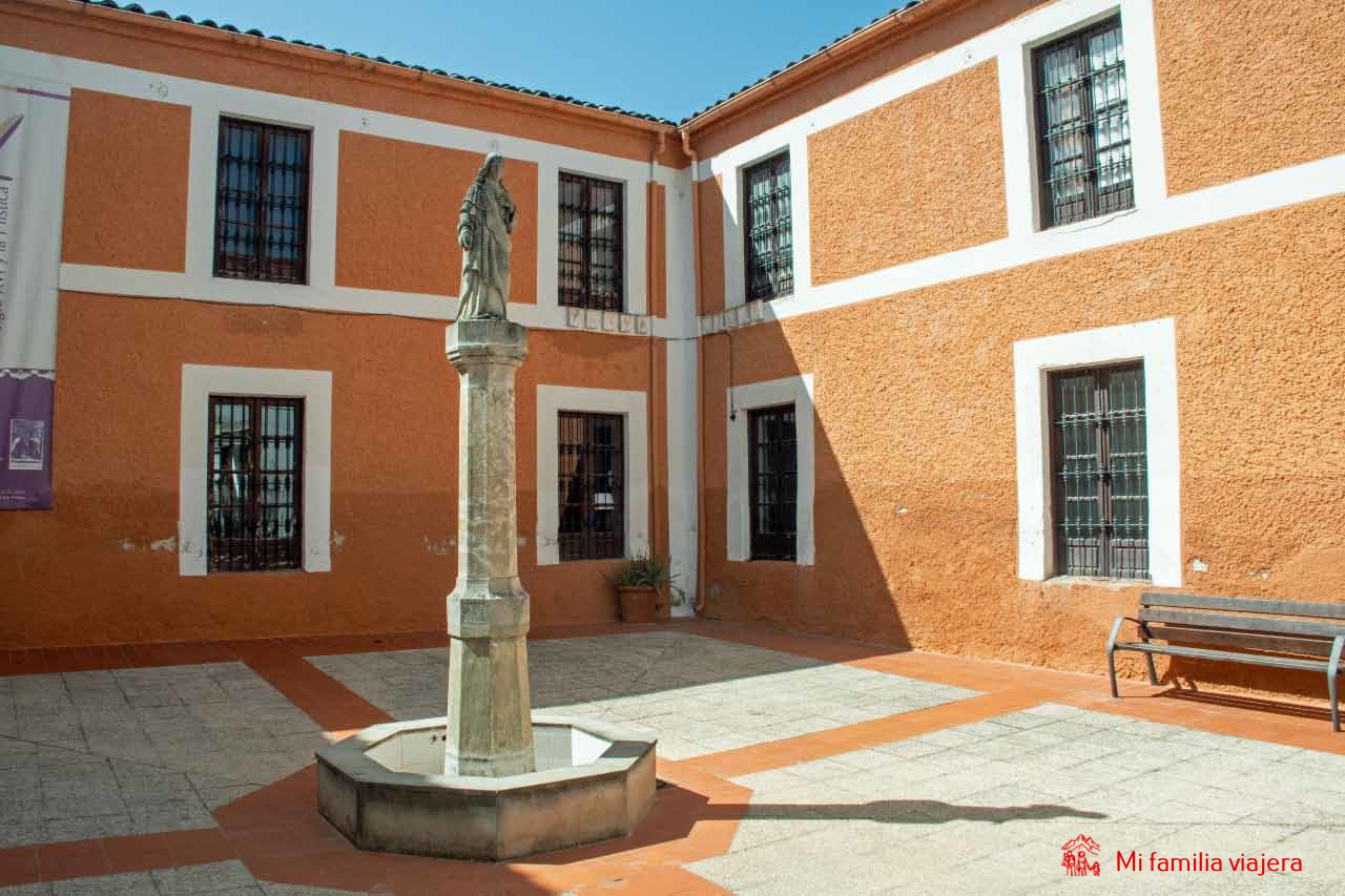 Plaza de entrada a la Ermita de la Villa y al Centro de Interpretación de Beas