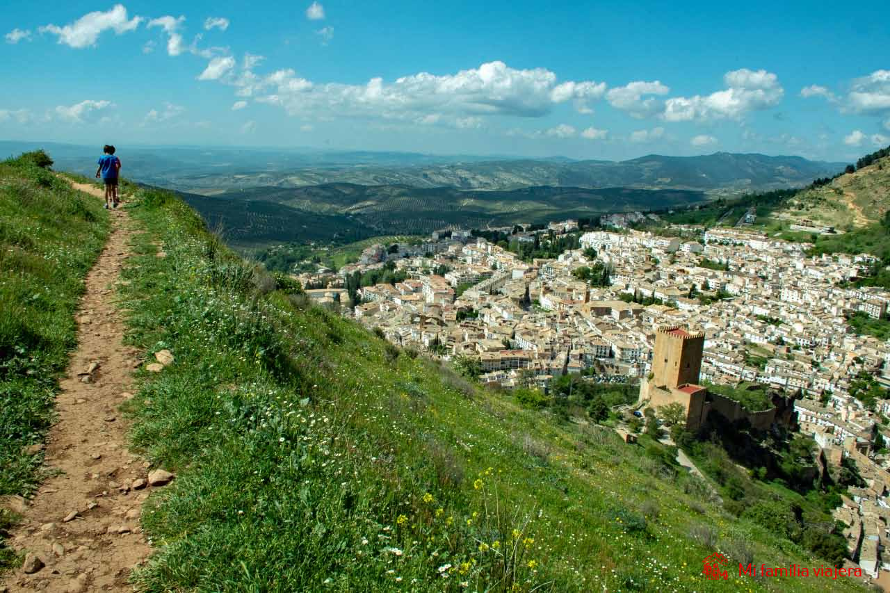 Vistas del pueblo de Cazorla desde el sendero circular del Río Cerezuelo
