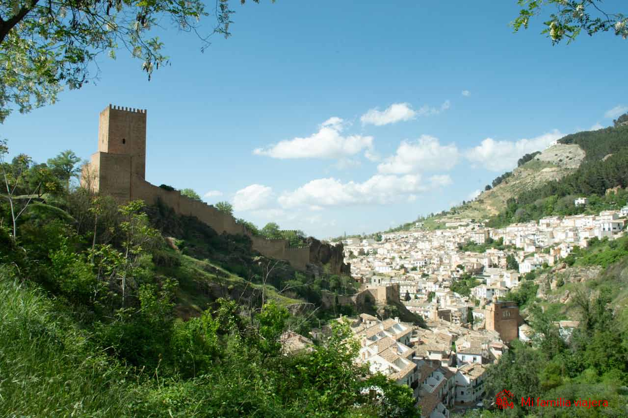 Murallas y Castillo de la Yedra en el pueblo de Cazorla