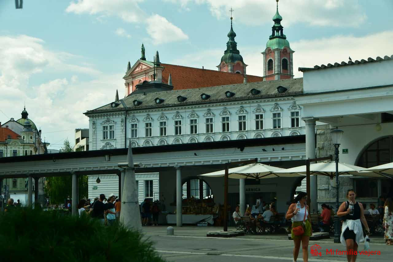 Mercado Central con la Catedral al fondo