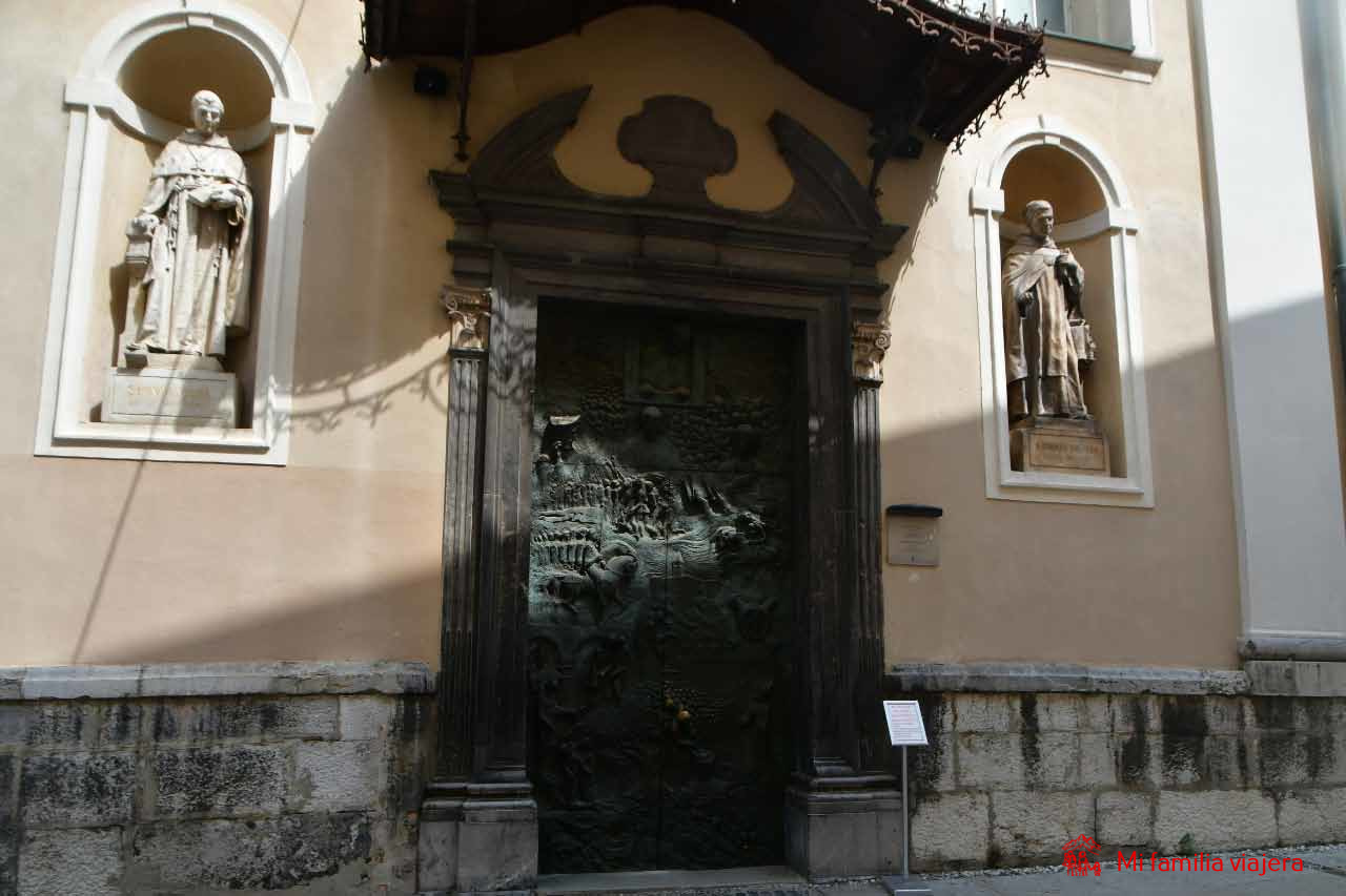Puerta de la Catedral de Liubliana