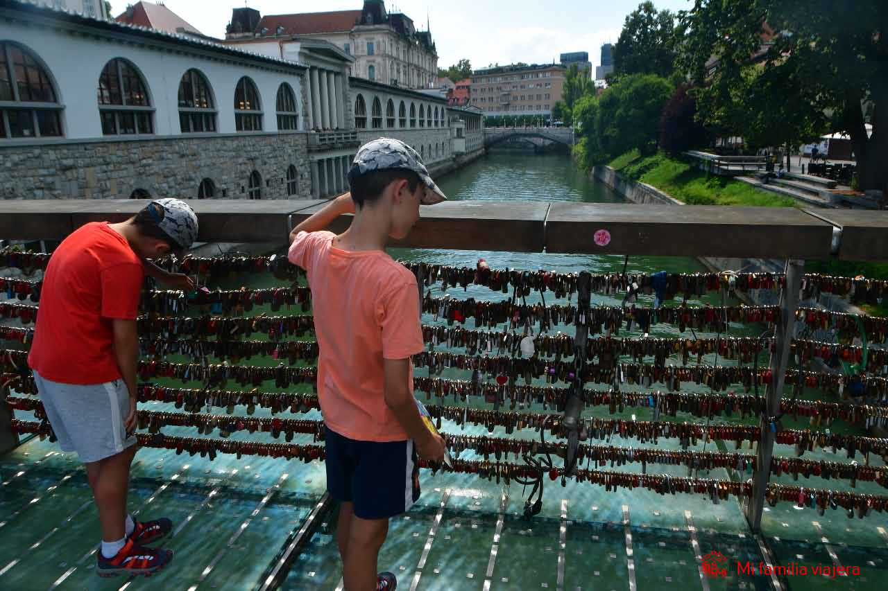 Puente de los Carniceros con el Mercado Central al fondo