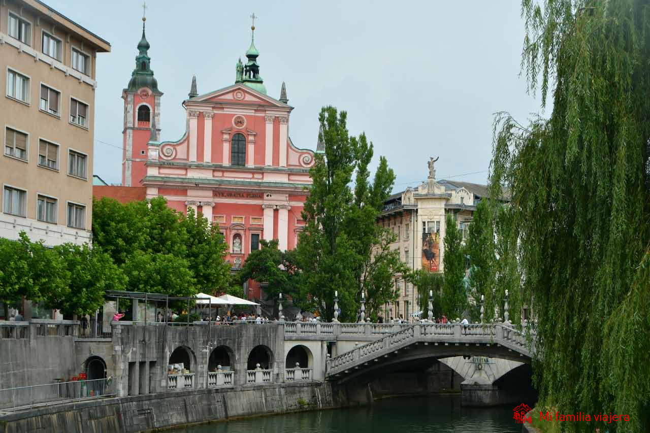 Puente Triple e Iglesia franciscana de la Anunciación de fondo