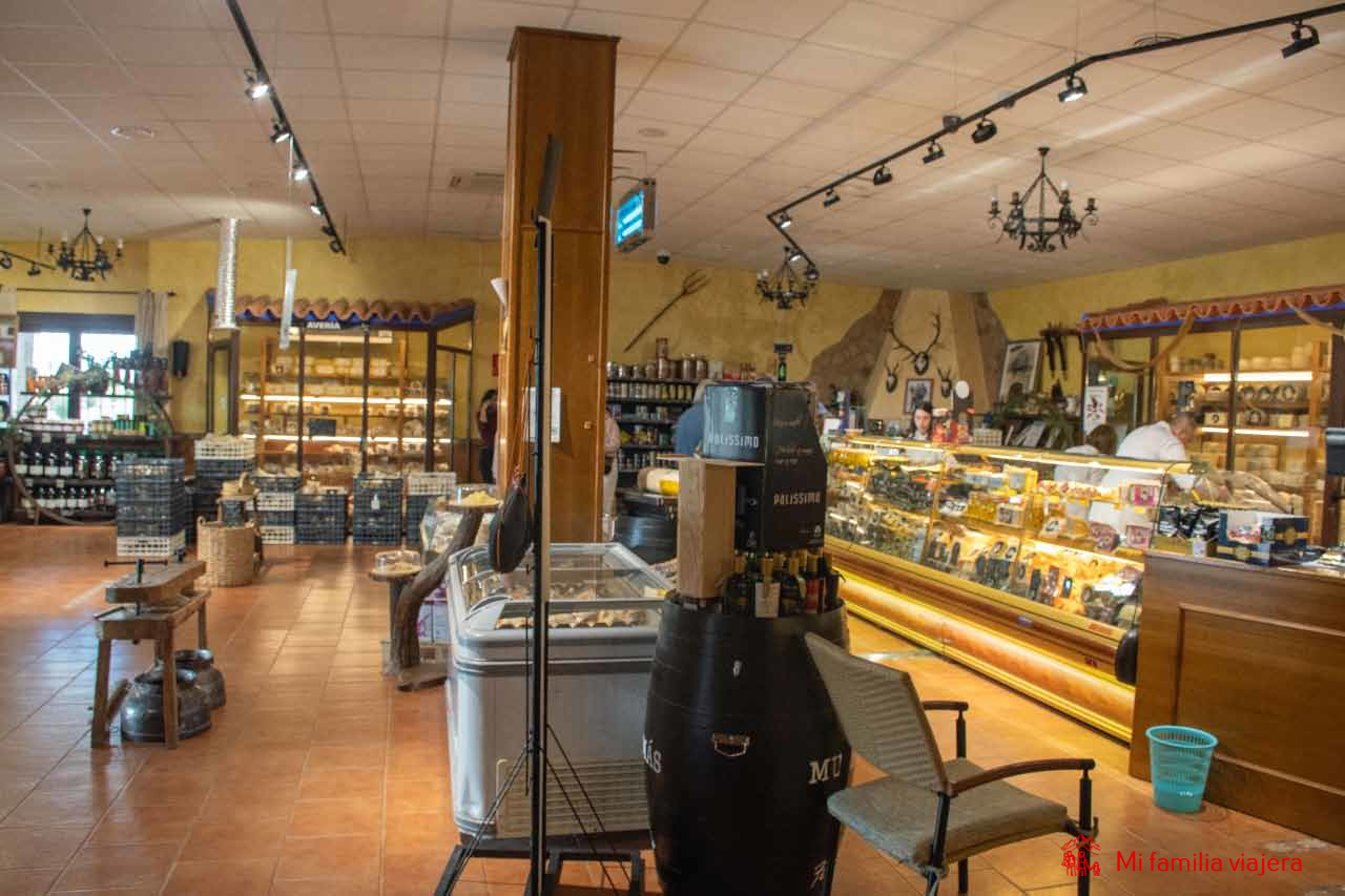 Interior de la tienda física de la quesería Rocinante