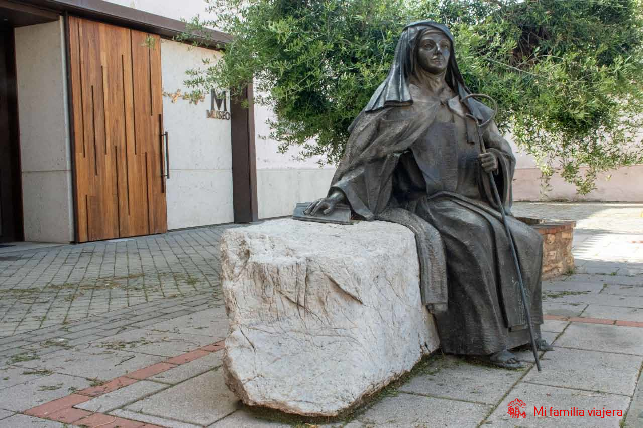 Qué ver en Malagón. Escultura de Teresa de Jesús frente al Monasterio de San José
