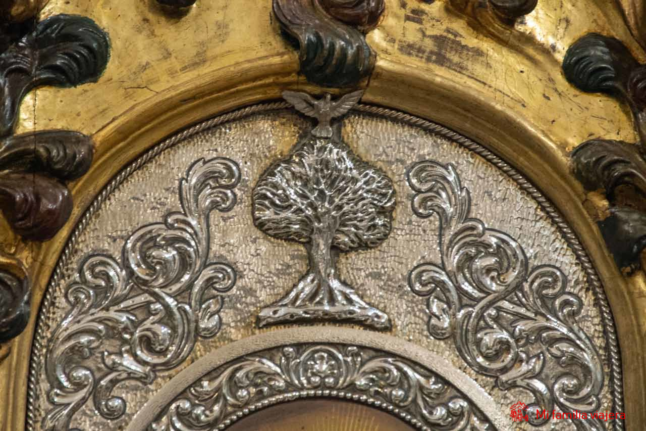Detalle de la señal divina del olivo y la paloma