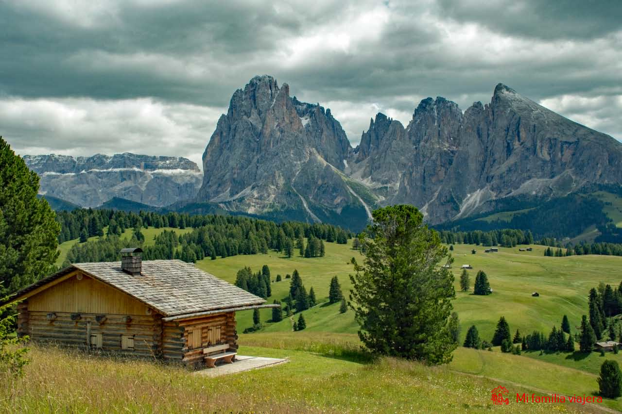 Planicie con cabañas de Alpe di Siusi en Dolomitas