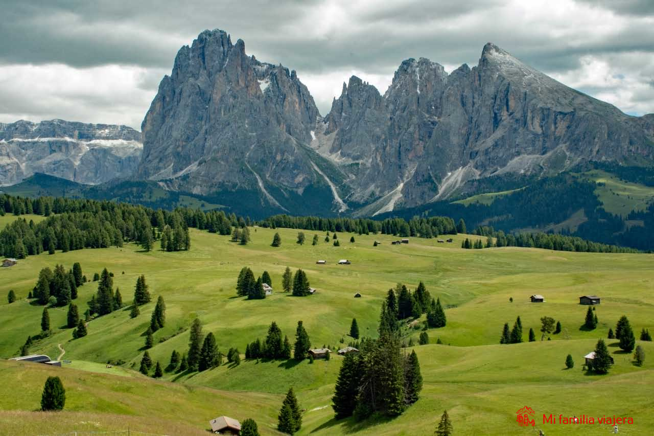 Alpe di Siusi con los picos de Sassolungo y Sassopiatto de fondo